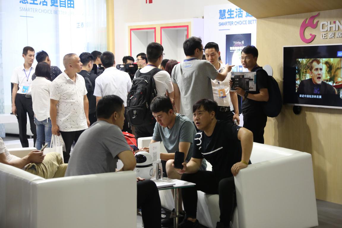 888集团智能指纹锁和智能家居系统亮相中国门博会