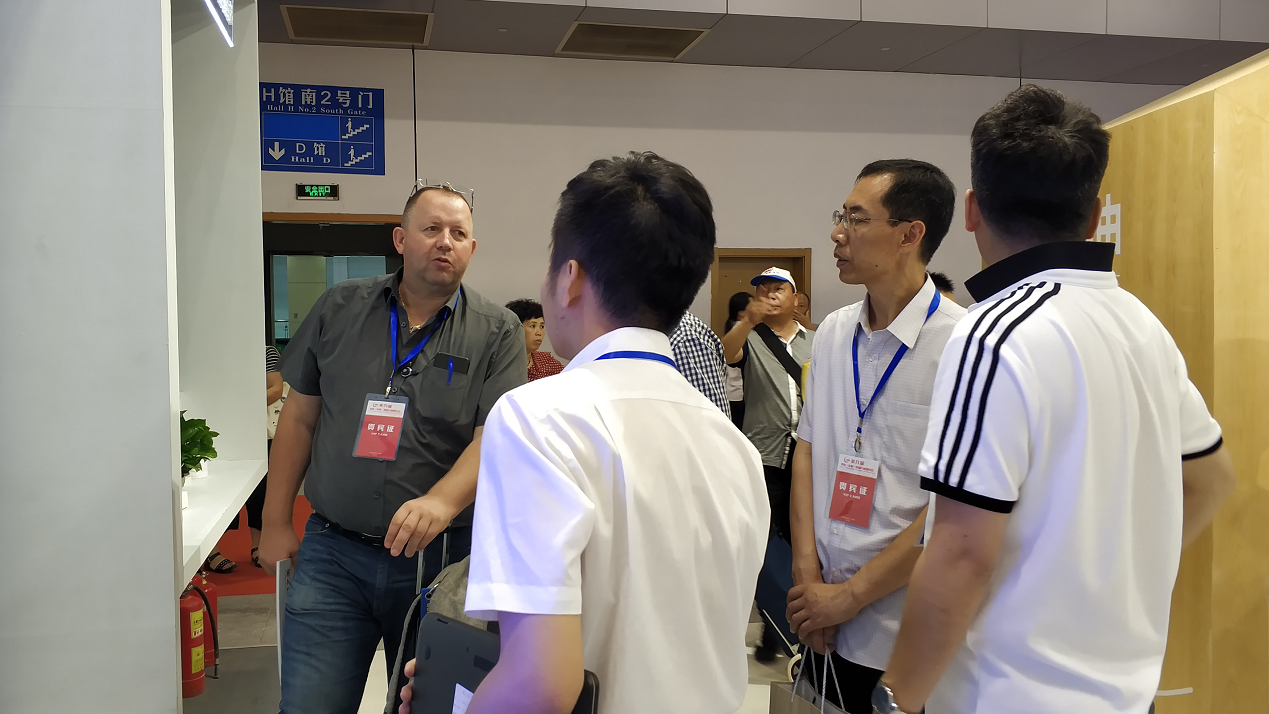 888集团智能指纹锁和智能家居系统亮相中国门博会