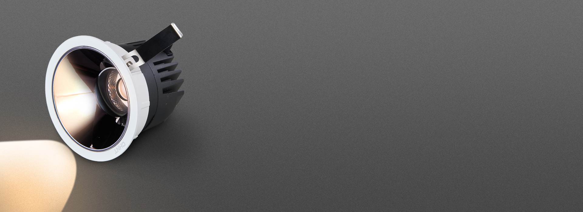 光源深藏，严控眩光 深藏式光源设计，能...