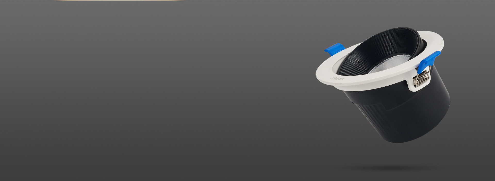 双向调节照射方向 出光方向轻松掌控，微...