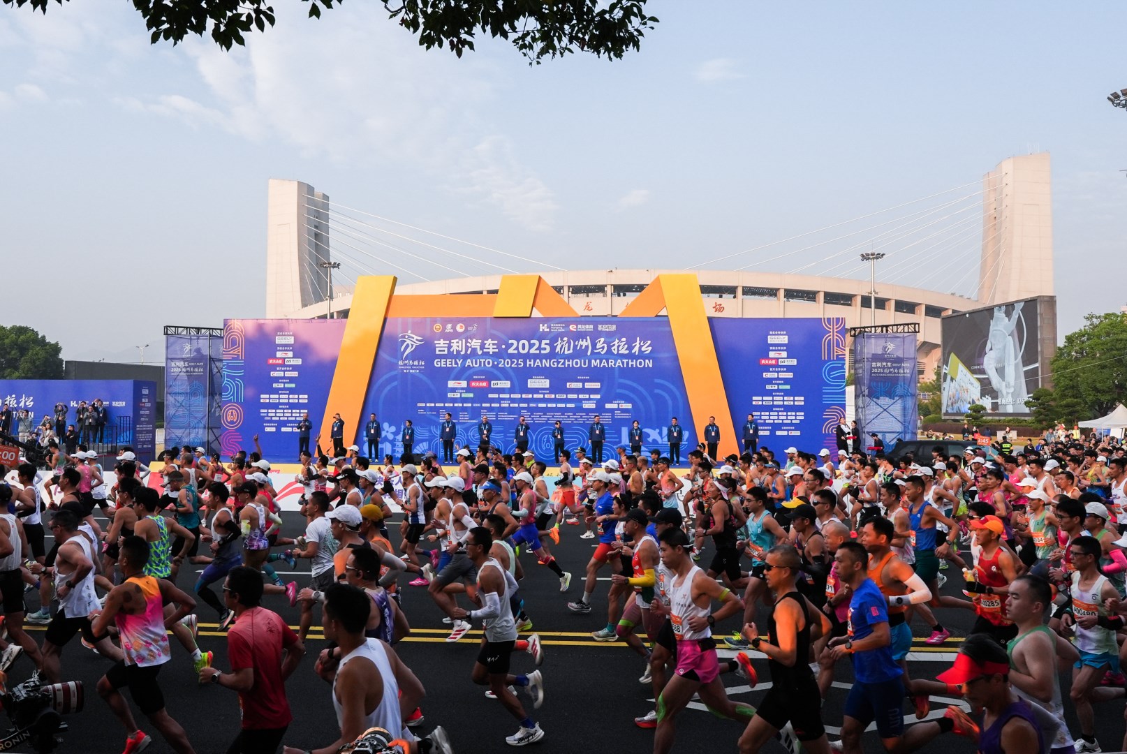 2025杭马燃情收官，888集团居家陪跑满电热爱-2